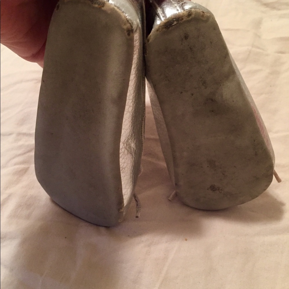 Girl Sz 4 Old Navy Silver Ballet Flats / Shoes - Picture 4 of 4